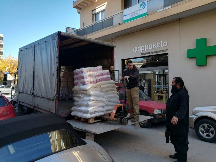 Οι Μονές Βατοπεδίου και Μαλεβής πρόσφεραν τρόφιμα για τους &quot;πτωχούς αδελφούς&quot; (εικόνες)