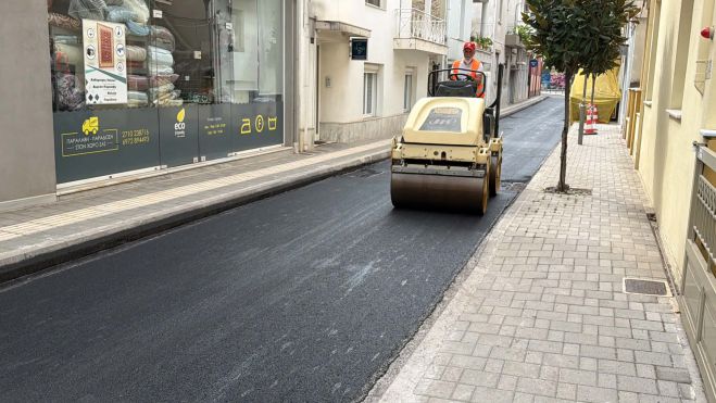 Ασφαλτόστρωση στην "Σπετσεροπούλου" | Τζιούμης: «Βελτιώνουμε τους δρόμους και την καθημερινότητα των πολιτών» (vd)