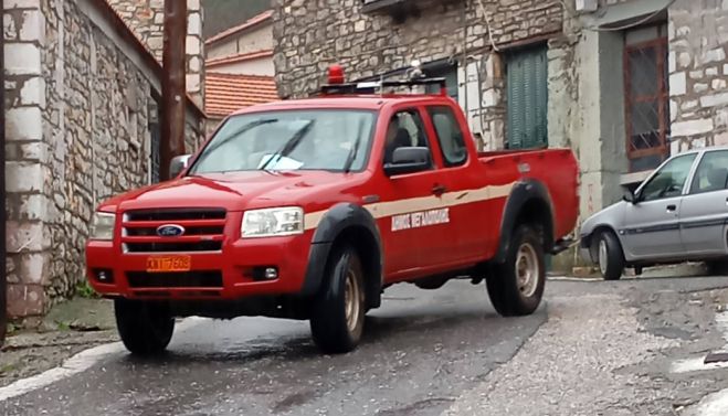 Αυτοκίνητο του δήμου παραμένει στο Ίσαρη για να μεταφέρει κατοίκους του αποκλεισμένου χωριού προς τη Μεγαλόπολη