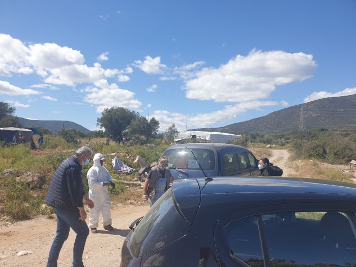 Τρόφιμα και είδη πρώτης ανάγκης παρέδωσε σε καταυλισμό Ρομά ο Δήμαρχος Βόρειας Κυνουρίας