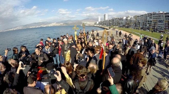 &Sigma;&upsilon;&gamma;&kappa;ί&nu;&eta;&sigma;&eta; &sigma;&tau;&eta; &Sigma;&mu;ύ&rho;&nu;&eta;: &Gamma;&iota;&omicron;&rho;&tau;ά&sigma;&tau;&eta;&kappa;&alpha;&nu; &sigma;&tau;&eta;&nu; &pi;&rho;&omicron;&kappa;&upsilon;&mu;&alpha;ί&alpha; &tau;&alpha; &Theta;&epsilon;&omicron;&phi;ά&nu;&epsilon;&iota;&alpha; (vd)