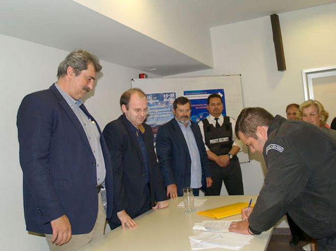 &Mu;&pi;έ&zeta;&omicron;&sigmaf;: "&Nu;&tau;&rho;&omicron;&pi;ή, &pi;&epsilon;&tau;ά&nu;&epsilon; &sigma;&tau;&omicron; &delta;&rho;ό&mu;&omicron; 20 &epsilon;&rho;&gamma;&alpha;&zeta;ό&mu;&epsilon;&nu;&epsilon;&sigmaf; &tau;&omicron;&upsilon; &Pi;&alpha;&nu;&alpha;&rho;&kappa;&alpha;&delta;&iota;&kappa;&omicron;ύ &Nu;&omicron;&sigma;&omicron;&kappa;&omicron;&mu;&epsilon;ί&omicron;&upsilon;"