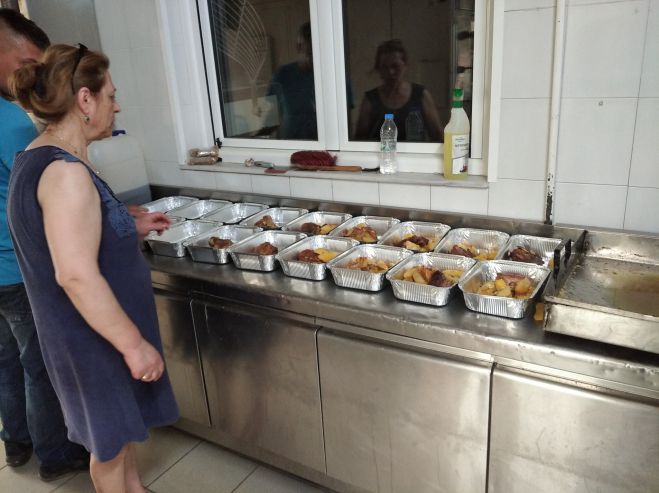 Ο Σύλλογος Δοξιωτών προσέφερε μερίδες φαγητό για τους πυρόπληκτους που φιλοξενούνται στο Γηροκομείο Τροπαίων