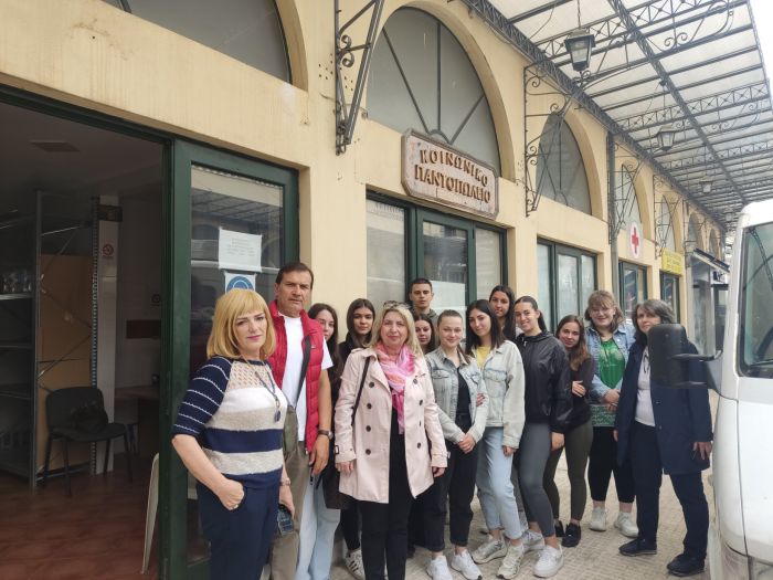 Μαθητές του ΓΕΛ Τεγέας ανακύκλωσαν 4.000 συσκευασίες και αγόρασαν τρόφιμα για το Κοινωνικό Παντοπωλείο! (εικόνες)