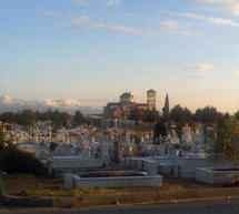 &Gamma;&iota;&omicron;&rho;&tau;ά&zeta;&epsilon;&iota; &omicron; &Kappa;&omicron;&iota;&mu;&eta;&tau;&eta;&rho;&iota;&alpha;&kappa;ό&sigmaf; Ἱ&epsilon;&rho;ό&sigmaf; &Nu;&alpha;ό&sigmaf; &tau;ῆ&sigmaf; Ἁ&gamma;ί&alpha;&sigmaf; &Tau;&rho;&iota;ά&delta;&omicron;&sigmaf; &Tau;&rho;&iota;&pi;ό&lambda;&epsilon;&omega;&sigmaf;