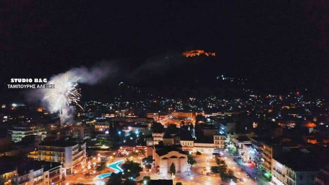 Πολύχρωμα βεγγαλικά στο Άργος για την Ανάσταση (βίντεο drone)