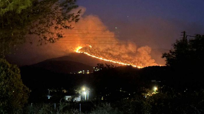 Καίγεται η Μεσσηνία | Συνεχίζεται η μάχη σε τρία μέτωπα – Κάηκαν σπίτια, οικισμοί εκκενώθηκαν