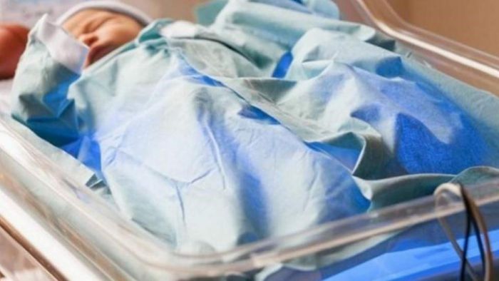 &Kappa;&omicron;&rho;&omega;&nu;&omicron;ϊό&sigmaf; | &Pi;έ&theta;&alpha;&nu;&epsilon; &beta;&rho;έ&phi;&omicron;&sigmaf; &delta;ύ&omicron; &eta;&mu;&epsilon;&rho;ώ&nu;