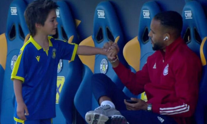 &Eta; ό&mu;&omicron;&rho;&phi;&eta; &sigma;&tau;&iota;&gamma;&mu;ή &tau;&omicron;&upsilon; &Epsilon;&lambda; &Alpha;&rho;&alpha;&mu;&pi;ί &mu;&epsilon; &tau;&omicron;&nu; &gamma;&iota;&omicron; &tau;&omicron;&upsilon; &Mu;&pi;&alpha;&rho;ά&lambda;&epsilon;&sigmaf; &pi;&rho;&iota;&nu; &tau;&eta; &sigma;έ&nu;&tau;&rho;&alpha; &sigma;&tau;&eta;&nu; &Tau;&rho;ί&pi;&omicron;&lambda;&eta; (vd)