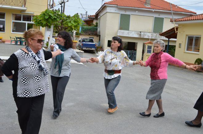 &Tau;ί&mu;&eta;&sigma;&alpha;&nu; &tau;&eta; &Gamma;&iota;&omicron;&rho;&tau;ή &tau;&eta;&sigmaf; &Mu;&eta;&tau;έ&rho;&alpha;&sigmaf; &sigma;&tau;&omicron; &chi;&omega;&rho;&iota;ό &Lambda;ί&mu;&nu;&eta; (&epsilon;&iota;&kappa;ό&nu;&epsilon;&sigmaf;)