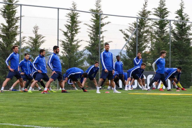 &Chi;&omega;&rho;ί&sigmaf; &Kappa;&alpha;&lambda;&tau;&sigma;ά &kappa;&alpha;&iota; &Mu;&alpha;&nu;&iota;ά &omicron; &Alpha;&sigma;&tau;έ&rho;&alpha;&sigmaf; &alpha;&pi;έ&nu;&alpha;&nu;&tau;&iota; &sigma;&tau;&omicron;&nu; &Pi;&Alpha;&Omicron;&Kappa;