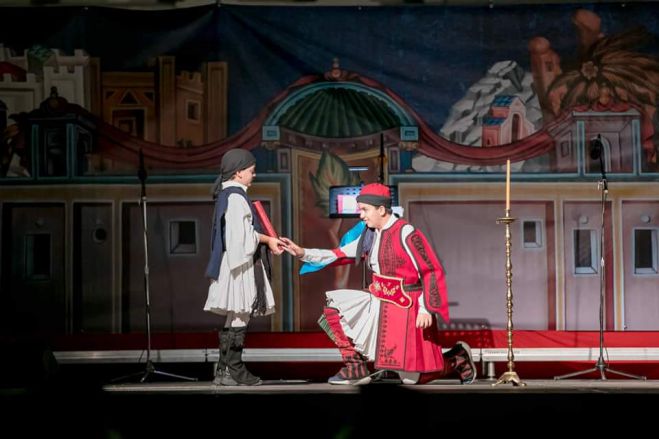 "&Alpha;&pi;ό &tau;&eta;&nu; Ά&lambda;&omega;&sigma;&eta; &tau;&eta;&sigmaf; &Pi;ό&lambda;&eta;&sigmaf; &sigma;&tau;&eta;&nu; Ά&lambda;&omega;&sigma;&eta; &tau;&eta;&sigmaf; &Tau;&rho;&iota;&pi;&omicron;&lambda;&iota;&tau;&sigma;ά&sigmaf;" (&epsilon;&iota;&kappa;ό&nu;&epsilon;&sigmaf;)