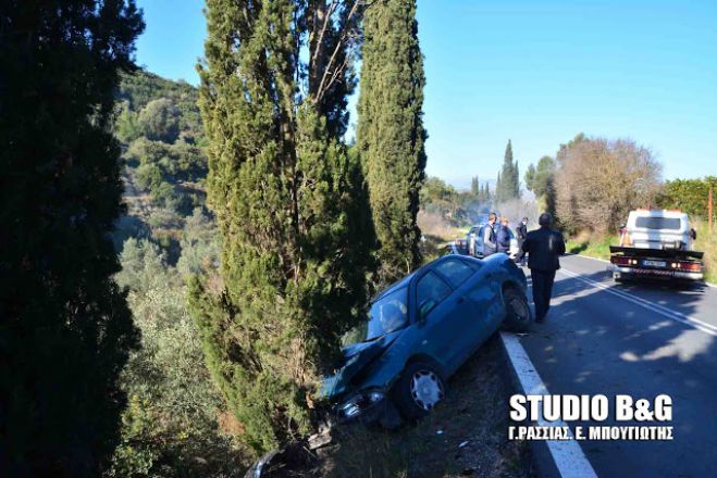 Αυτοκίνητο στο Ναυπλιο κάρφωσε σε κυπαρίσσι (vd)