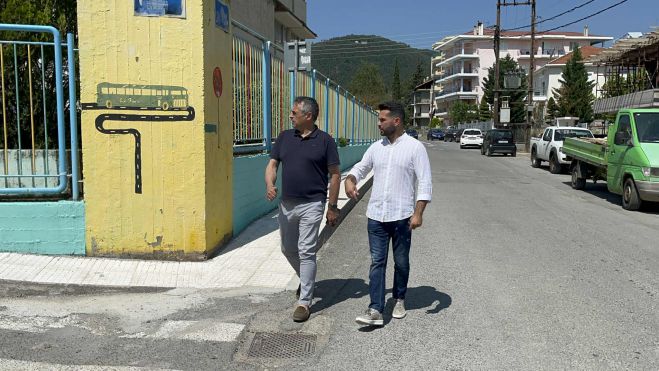 Ανακατασκευή πεζοδρομίου στο 1ο Δημοτικό | Τζιούμης: «Κάνουμε καλύτερο τον τόπο μας - βελτιώνουμε την καθημερινότητα των πολιτών» (vd)