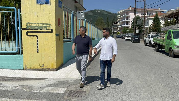 Ανακατασκευή πεζοδρομίου στο 1ο Δημοτικό | Τζιούμης: «Κάνουμε καλύτερο τον τόπο μας - βελτιώνουμε την καθημερινότητα των πολιτών» (vd)