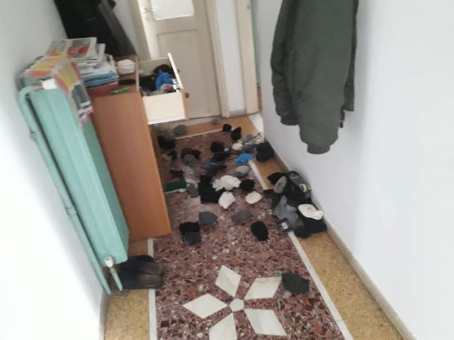 &Delta;&iota;έ&rho;&rho;&eta;&xi;&alpha;&nu; &tau;&omicron; &sigma;&pi;ί&tau;&iota; &tau;&eta;&sigmaf; &mu;&eta;&tau;έ&rho;&alpha;&sigmaf; &tau;&omicron;&upsilon; &Pi;&alpha;&pi;&alpha;&delta;&eta;&mu;&eta;&tau;&rho;ί&omicron;&upsilon; &sigma;&tau;&iota;&sigmaf; &Alpha;&rho;&alpha;&chi;&alpha;&mu;ί&tau;&epsilon;&sigmaf; - &Tau;&omicron; &omicron;&rho;&gamma;&iota;&sigma;&mu;έ&nu;&omicron; &mu;ή&nu;&upsilon;&mu;&alpha; &tau;&omicron;&upsilon; &tau;έ&omega;&sigmaf; &Alpha;&nu;&tau;&iota;&delta;&eta;&mu;ά&rho;&chi;&omicron;&upsilon; (&epsilon;&iota;&kappa;ό&nu;&epsilon;&sigmaf;)