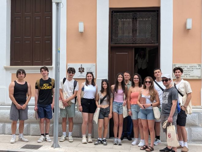 &Omicron;&mu;&omicron;&gamma;&epsilon;&nu;&epsilon;ί&sigmaf; &phi;&omicron;&iota;&tau;&eta;&tau;έ&sigmaf; &kappa;&alpha;&iota; &phi;&omicron;&iota;&tau;ή&tau;&rho;&iota;&epsilon;&sigmaf; &alpha;&pi;ό &pi;&alpha;&nu;&epsilon;&pi;&iota;&sigma;&tau;ή&mu;&iota;&alpha; &tau;&omicron;&upsilon; &Kappa;&alpha;&nu;&alpha;&delta;ά &sigma;&tau;&eta; &Delta;&eta;&mu;&omicron;&tau;&iota;&kappa;ή &Pi;&iota;&nu;&alpha;&kappa;&omicron;&theta;ή&kappa;&eta; &Tau;&rho;ί&pi;&omicron;&lambda;&eta;&sigmaf; (&epsilon;&iota;&kappa;ό&nu;&epsilon;&sigmaf;)