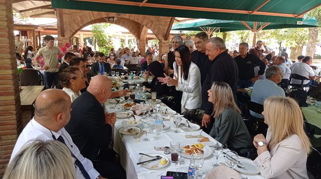 &Tau;&omicron; &gamma;&epsilon;ύ&mu;&alpha; &Lambda;&alpha;&tau;&iota;&nu;&omicron;&pi;&omicron;ύ&lambda;&omicron;&upsilon; - &Kappa;&alpha;&mu;&pi;ό&sigma;&omicron;&upsilon; &mu;&epsilon;&tau;ά &tau;&eta;&nu; &pi;&alpha;&rho;έ&lambda;&alpha;&sigma;&eta; &gamma;&iota;&alpha; &tau;&eta;&nu; Ά&lambda;&omega;&sigma;&eta; &tau;&eta;&sigmaf; &Tau;&rho;ί&pi;&omicron;&lambda;&eta;&sigmaf; (&epsilon;&iota;&kappa;ό&nu;&epsilon;&sigmaf;)