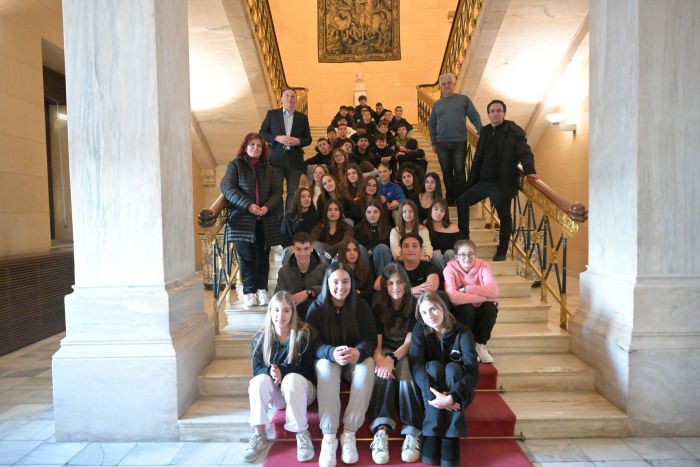 &Mu;&alpha;&theta;ή&tau;&rho;&iota;&epsilon;&sigmaf; &kappa;&alpha;&iota; &mu;&alpha;&theta;&eta;&tau;έ&sigmaf; &tau;&omicron;&upsilon; 4&omicron;&upsilon; &Gamma;&upsilon;&mu;&nu;&alpha;&sigma;ί&omicron;&upsilon; &Tau;&rho;ί&pi;&omicron;&lambda;&eta;&sigmaf; &upsilon;&pi;&omicron;&delta;έ&chi;&theta;&eta;&kappa;&epsilon; &omicron; &Kappa;ώ&sigma;&tau;&alpha;&sigmaf; &Beta;&lambda;ά&sigma;&eta;&sigmaf; &sigma;&tau;&eta; &Beta;&omicron;&upsilon;&lambda;ή (&epsilon;&iota;&kappa;ό&nu;&epsilon;&sigmaf;)