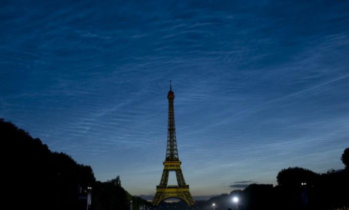 Ο Πύργος του Άιφελ ... σκοτείνιασε (vd)!