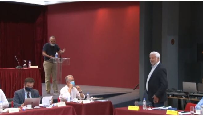 &Mu;&alpha;&nu;ώ&lambda;&eta;&sigmaf; &Sigma;&kappa;&alpha;&nu;&tau;&zeta;ό&sigmaf;: "&Tau;&alpha;&tau;&omicron;ύ&lambda;&eta; &kappa;ά&tau;&sigma;&epsilon; &kappa;ά&tau;&omega;, &delta;&epsilon;&nu; &sigma;&epsilon; &phi;&omicron;&beta;ά&mu;&alpha;&iota; &ndash; &Nu;&tau;ί&nu;&alpha;, &kappa;&lambda;&epsilon;ί&sigma;' &tau;&omicron; &mu;&epsilon; &epsilon;&nu;&omicron;&chi;&lambda;&epsilon;ί&sigmaf;" (vd)