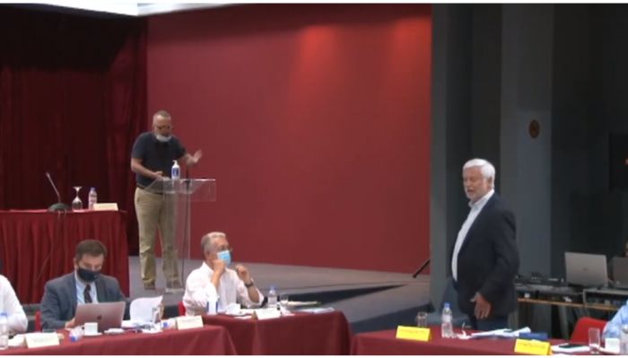 &Mu;&alpha;&nu;ώ&lambda;&eta;&sigmaf; &Sigma;&kappa;&alpha;&nu;&tau;&zeta;ό&sigmaf;: "&Tau;&alpha;&tau;&omicron;ύ&lambda;&eta; &kappa;ά&tau;&sigma;&epsilon; &kappa;ά&tau;&omega;, &delta;&epsilon;&nu; &sigma;&epsilon; &phi;&omicron;&beta;ά&mu;&alpha;&iota; &ndash; &Nu;&tau;ί&nu;&alpha;, &kappa;&lambda;&epsilon;ί&sigma;' &tau;&omicron; &mu;&epsilon; &epsilon;&nu;&omicron;&chi;&lambda;&epsilon;ί&sigmaf;" (vd)