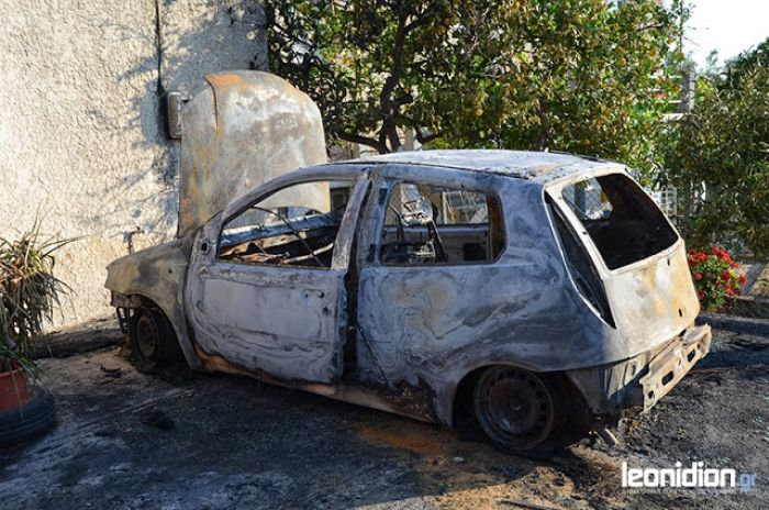 Αυτοκίνητο τυλίχτηκε στις φλόγες στα Πούλιθρα (εικόνες)