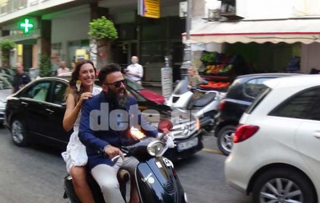 Πάτρα: Γαμπρός και νύφη πήγαν στο γάμο με ... βέσπα! (vd)
