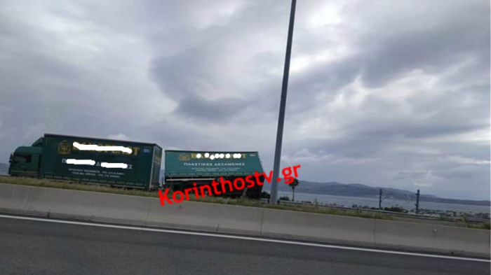 Ντελαπάρισε καρότσα φορτηγού στην &quot;Αθηνών - Κορίνθου&quot; λόγω των ισχυρών ανέμων