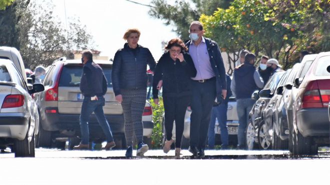 Συντετριμμένη η γυναίκα του Γιώργου Καραϊβάζ ... (vd)
