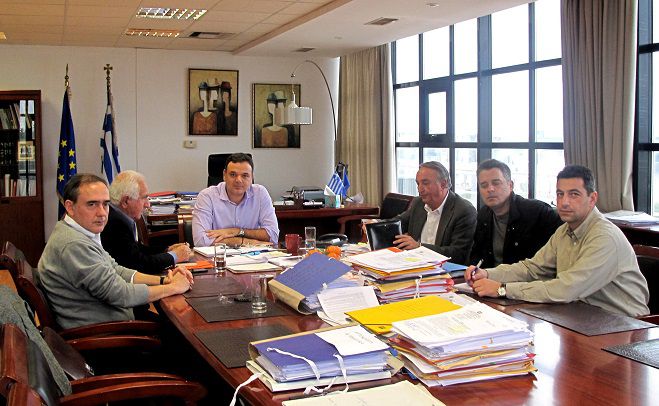 &Mu;&epsilon; &tau;&eta;&nu; &Tau;&Epsilon;&Rho;&Nu;&Alpha; &sigma;&upsilon;&nu;&alpha;&nu;&tau;ή&theta;&eta;&kappa;&epsilon; &omicron; &Delta;&iota;&delta;&alpha;&sigma;&kappa;ά&lambda;&omicron;&upsilon;