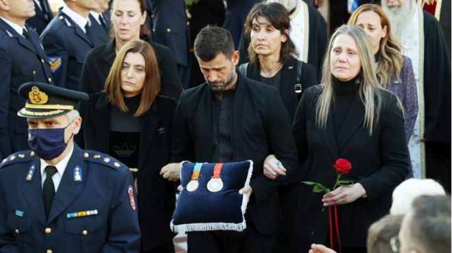 Κηδεία Νικολαΐδη | Η ανατριχιαστική στιγμή που ο Αρκάς Μιχάλης Μουρούτσος μεταφέρει τα ολυμπιακά μετάλλια