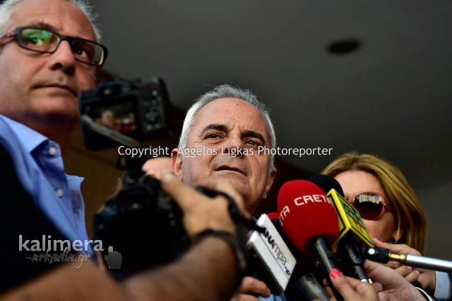 &Eta; &pi;&rho;ώ&tau;&eta; &sigma;&upsilon;&nu;ά&nu;&tau;&eta;&sigma;&eta; &Kappa;&upsilon;&beta;έ&rho;&nu;&eta;&sigma;&eta;&sigmaf; &mu;&epsilon; &tau;&omicron;&upsilon;&sigmaf; &kappa;&alpha;&nu;&alpha;&lambda;ά&rho;&chi;&epsilon;&sigmaf; &mu;έ&sigma;&alpha; &alpha;&pi;ό &tau;&omicron; &phi;&omega;&tau;&omicron;&gamma;&rho;&alpha;&phi;&iota;&kappa;ό &phi;&alpha;&kappa;ό &tau;&omicron;&upsilon; Ά&gamma;&gamma;&epsilon;&lambda;&omicron;&upsilon; &Lambda;ί&gamma;&kappa;&alpha;!