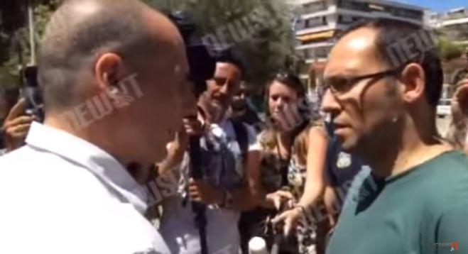 Χειροκροτήματα και «κράξιμο» στον Βαρουφάκη (vd)