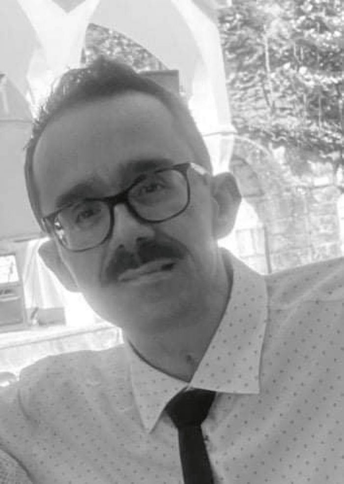 &laquo;Ἓ&nu;&alpha; ἃ&gamma;&iota;&omicron; &pi;&alpha;&iota;&delta;ί ἒ&phi;&upsilon;&gamma;&epsilon; &gamma;&iota;ά &tau;ό&nu; &omicron;ὐ&rho;&alpha;&nu;ό&raquo;