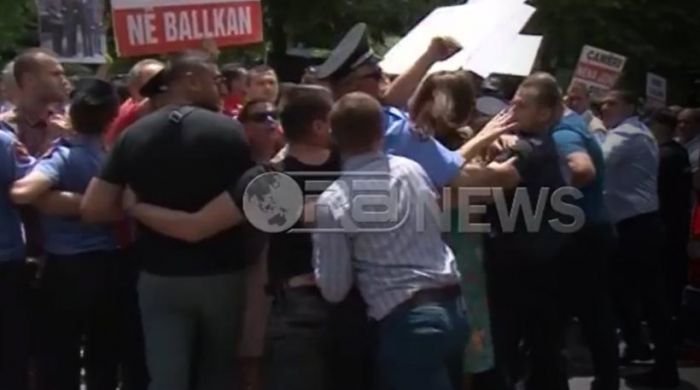 &Alpha;&nu;&theta;&epsilon;&lambda;&lambda;&eta;&nu;&iota;&kappa;ό &pi;&alpha;&rho;&alpha;&lambda;ή&rho;&eta;&mu;&alpha; &sigma;&tau;&eta;&nu; &Alpha;&lambda;&beta;&alpha;&nu;ί&alpha; - "&Omicron;&nu;&epsilon;&iota;&rho;&epsilon;ύ&omicron;&nu;&tau;&alpha;&iota;" &tau;&eta; ... &Theta;&epsilon;&sigma;&pi;&rho;&omega;&tau;ί&alpha;! (vd)