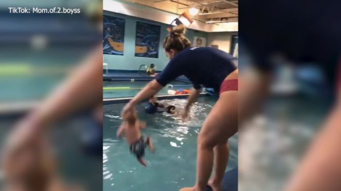 Χαμός με βίντεο στο TikTok που δείχνει εκπαιδεύτρια να πετά βρέφος σε πισίνα (vd)