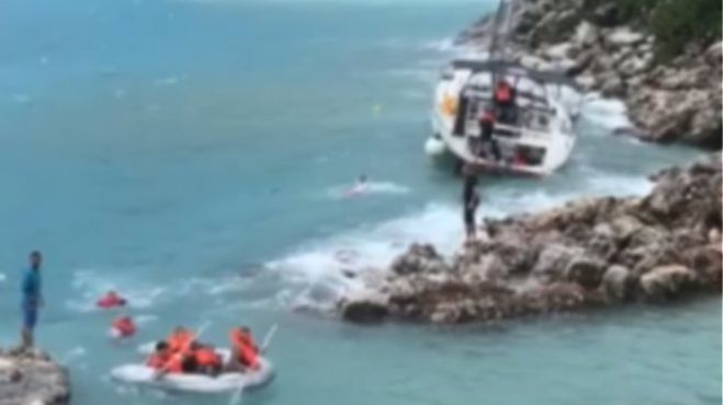 Λακωνία | Καρέ - καρέ η διάσωση επιβατών ιστιοφόρου στο Κυπαρίσσι (vd)