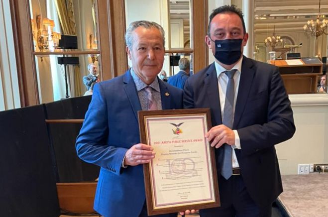 &Mu;&epsilon; &tau;&omicron; &ldquo;2021 AHEPA Academy of Achievement Award in Public Service&rdquo; &beta;&rho;&alpha;&beta;&epsilon;ύ&tau;&eta;&kappa;&epsilon; &omicron; &Kappa;ώ&sigma;&tau;&alpha;&sigmaf; &Beta;&lambda;ά&sigma;&eta;&sigmaf; (&epsilon;&iota;&kappa;ό&nu;&epsilon;&sigmaf;)