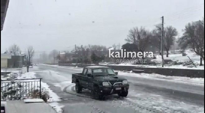 Το ... στρώνει στην εθνική οδό Τρίπολης - Πύργου! (vd)