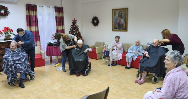 &Delta;&rho;ά&sigma;&eta; &alpha;&gamma;ά&pi;&eta;&sigmaf; &alpha;&pi;ό &kappa;&omicron;&upsilon;&rho;&epsilon;ί&sigmaf; &kappa;&alpha;&iota; &kappa;&omicron;&mu;&mu;&omega;&tau;έ&sigmaf; &sigma;&epsilon; &eta;&lambda;&iota;&kappa;&iota;&omega;&mu;έ&nu;&omicron;&upsilon;&sigmaf; &sigma;&tau;&omicron; &Delta;&epsilon;&kappa;ά&zeta;&epsilon;&iota;&omicron; &Gamma;&eta;&rho;&omicron;&kappa;&omicron;&mu;&epsilon;ί&omicron; &Tau;&rho;ί&pi;&omicron;&lambda;&eta;&sigmaf;