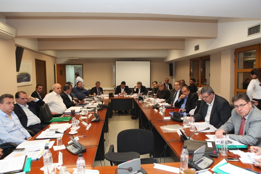 «Όχι» σε απολύσεις υπαλλήλων λένε οι Περιφερειάρχες