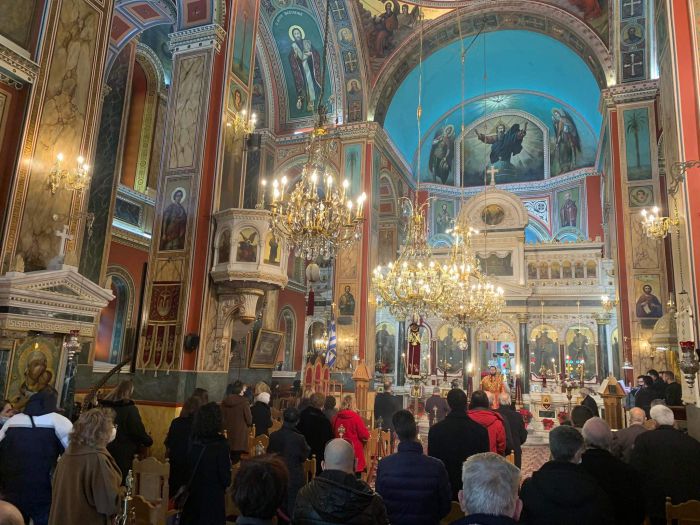 &Eta; &Pi;&rho;&omega;&tau;&omicron;&chi;&rho;&omicron;&nu;&iota;ά&tau;&iota;&kappa;&eta; &Theta;&epsilon;ί&alpha; &Lambda;&epsilon;&iota;&tau;&omicron;&upsilon;&rho;&gamma;ί&alpha; &sigma;&tau;&eta;&nu; &Tau;&rho;ί&pi;&omicron;&lambda;&eta; (&epsilon;&iota;&kappa;ό&nu;&epsilon;&sigmaf;)