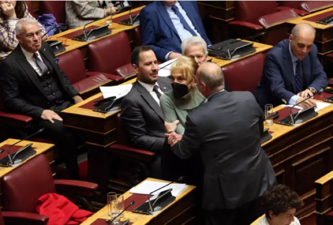 Επεισόδιο με την Φωτεινή Πιπιλή – Πήγε να ζητήσει τον λόγο στα έδρανα του ΣΥΡΙΖΑ