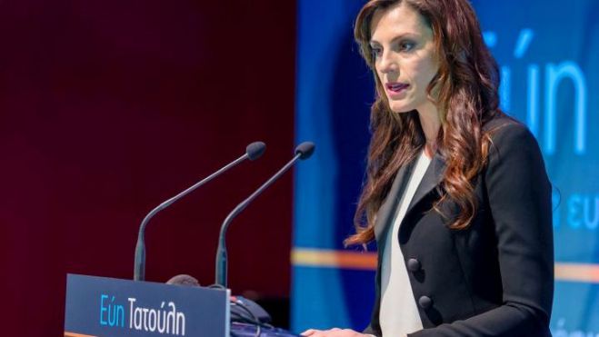 &Epsilon;ύ&eta; &Tau;&alpha;&tau;&omicron;ύ&lambda;&eta;: "&Gamma;&upsilon;&nu;&alpha;ί&kappa;&epsilon;&sigmaf; &kappa;&alpha;&iota; &delta;&iota;&alpha;&phi;&omicron;&rho;&epsilon;&tau;&iota;&kappa;ό &mu;&omicron;&nu;&tau;έ&lambda;&omicron; &delta;&iota;&alpha;&kappa;&upsilon;&beta;έ&rho;&nu;&eta;&sigma;&eta;&sigmaf;"