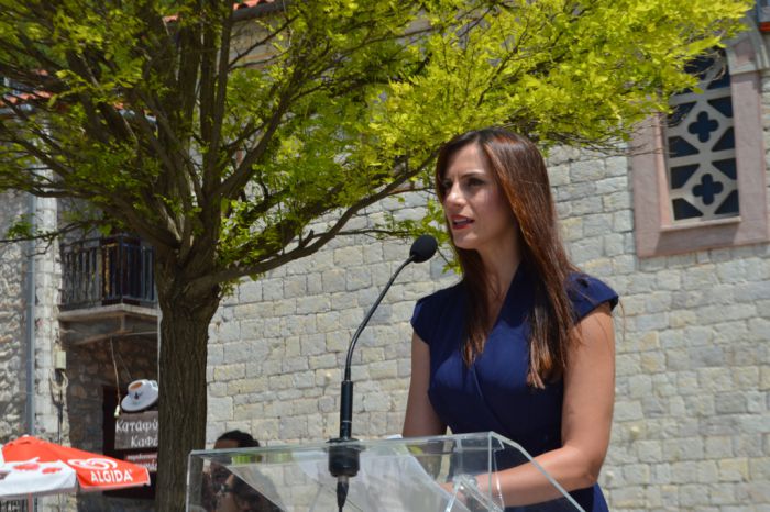 &Epsilon;ύ&eta; &Tau;&alpha;&tau;&omicron;ύ&lambda;&eta;: &laquo;&Pi;ώ&sigmaf; &theta;&alpha; &beta;&gamma;ά&lambda;&omicron;&upsilon;&mu;&epsilon; &tau;&eta;&nu; &Alpha;&rho;&kappa;&alpha;&delta;ί&alpha; &alpha;&pi;ό &tau;&eta;&nu; &kappa;&rho;ί&sigma;&eta;&raquo;