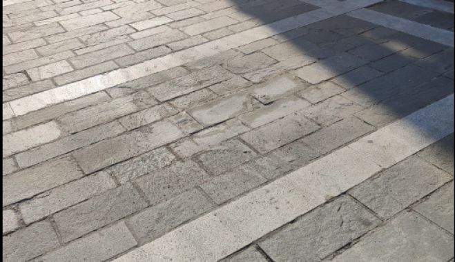 Συνεργεία του Δήμου Τρίπολης αποκατέστησαν τις φθαρμένες πλάκες στην πλατεία Άρεως