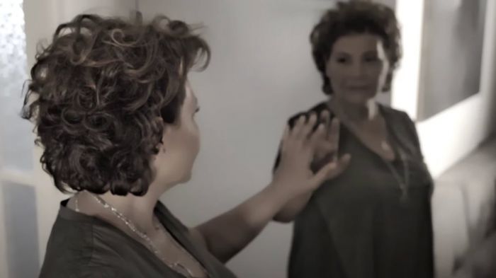Γιώτα Νέγκα | Το νέο μουσικό βίντεο της τραγουδίστριας από την Αρκαδία καταγγέλλει την ενδοοικογενειακή βία