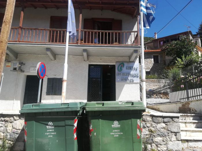 Καταγγελία από την "παράταξη Γιαννόπουλου": "Τοποθέτησαν κάδους σκουπιδιών μπροστά από το Περιφερειακό Ιατρείο Στεμνίτσας"!