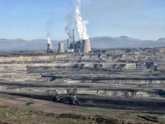 &laquo;&Eta; &kappa;&upsilon;&beta;έ&rho;&nu;&eta;&sigma;&eta; &Sigma;&Upsilon;&Rho;&Iota;&Zeta;&Alpha; &ndash; &Alpha;&Nu;&Epsilon;&Lambda; &omicron;&lambda;&omicron;&kappa;&lambda;&eta;&rho;ώ&nu;&epsilon;&iota; &tau;&eta; &beta;&rho;ώ&mu;&iota;&kappa;&eta; &delta;&omicron;&upsilon;&lambda;&epsilon;&iota;ά &kappa;&alpha;&iota; &xi;&epsilon;&pi;&omicron;&upsilon;&lambda;ά&epsilon;&iota; &tau;&eta;&sigmaf; &mu;&omicron;&nu;ά&delta;&epsilon;&sigmaf; &tau;&eta;&sigmaf; &Delta;&Epsilon;&Eta; &Mu;&epsilon;&gamma;&alpha;&lambda;ό&pi;&omicron;&lambda;&eta;&sigmaf;&raquo;